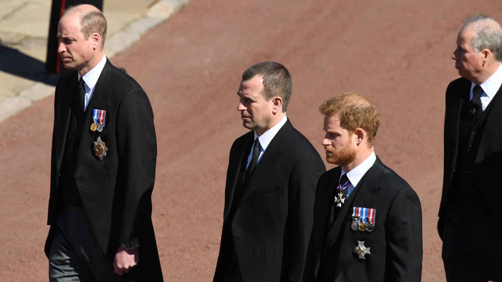 Peter junto a Harry y Guillermo siguiendo el coche fúnebre de Felipe de Edimburgo.