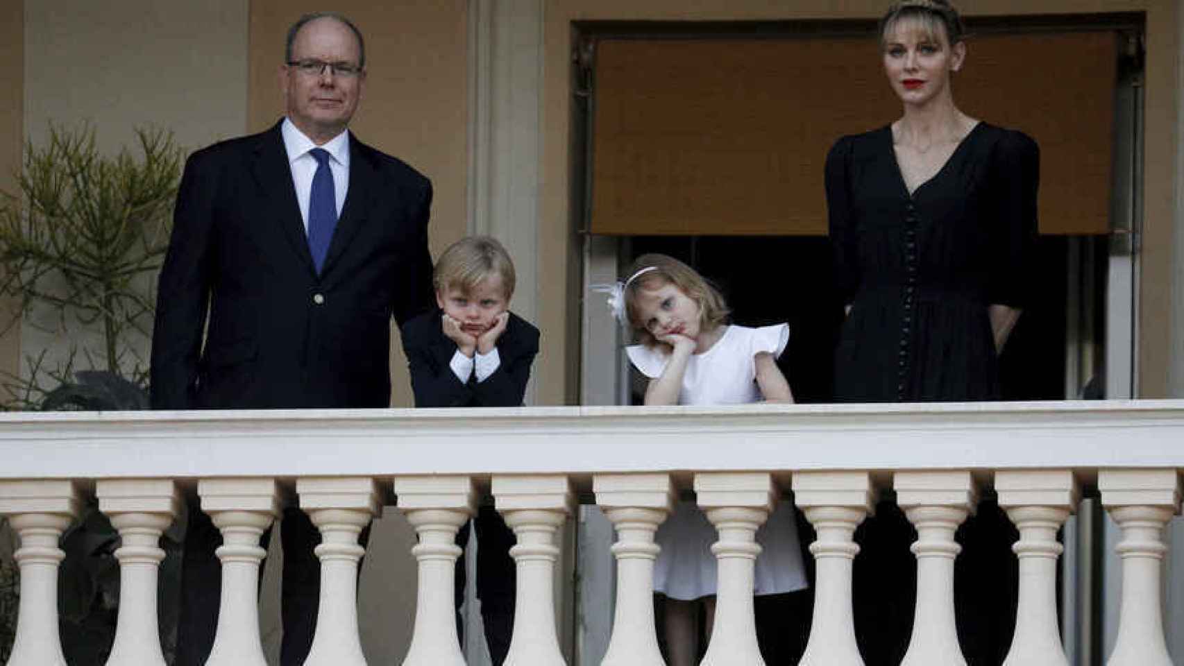 Charlène junto a Alberto de Mónaco y los pequeños, Jacques y Gabriella, en 2019.