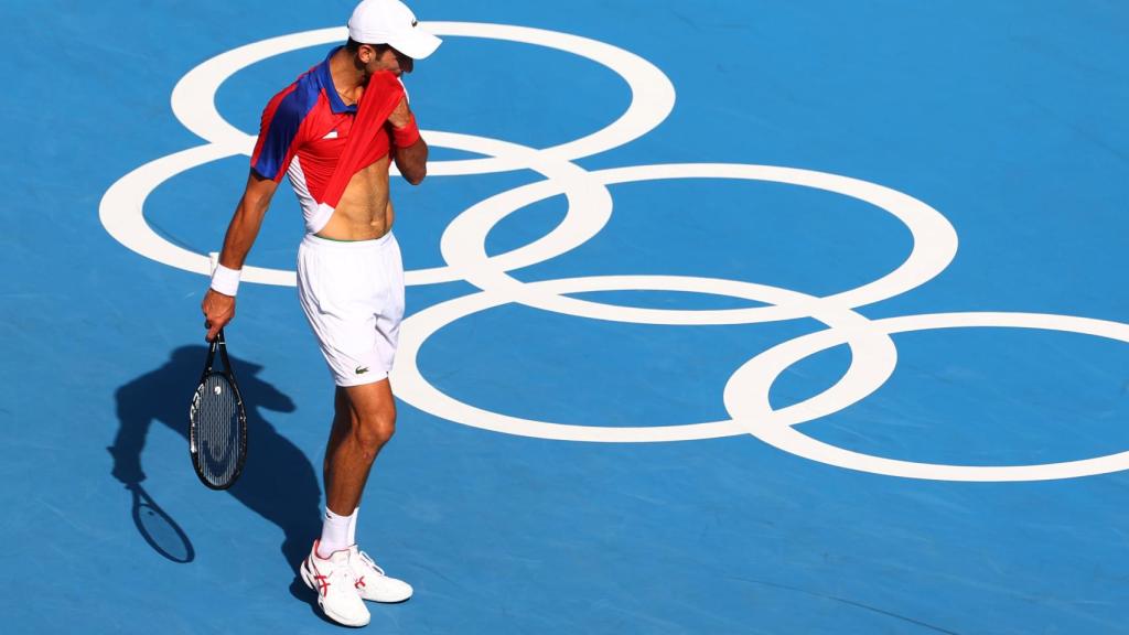 Djokovic se seca el sudor con la camiseta