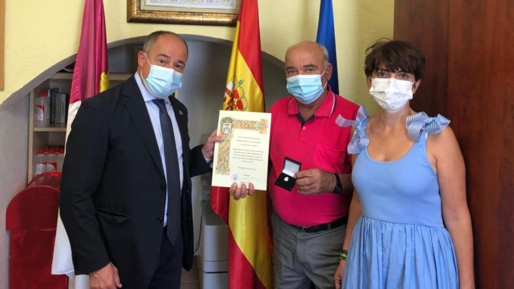 Ángel Moreno Castellanos, nuevo alcalde pedáneo de El Salobra, junto al alcalde de Albacete, Emilio Sáez, y la concejal  Ana Albaladejo