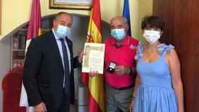 Ángel Moreno Castellanos, nuevo alcalde pedáneo de El Salobra, junto al alcalde de Albacete, Emilio Sáez, y la concejal  Ana Albaladejo