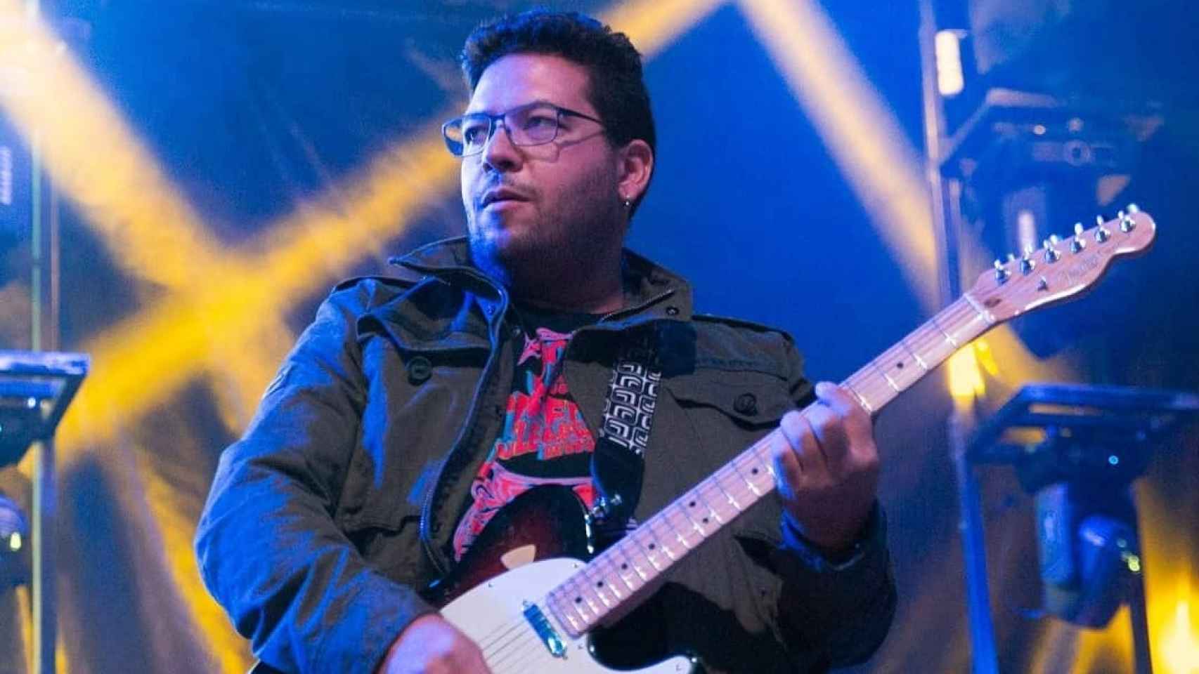 Alberto Fernández tocando la guitarra en su grupo tributo a Hombres G