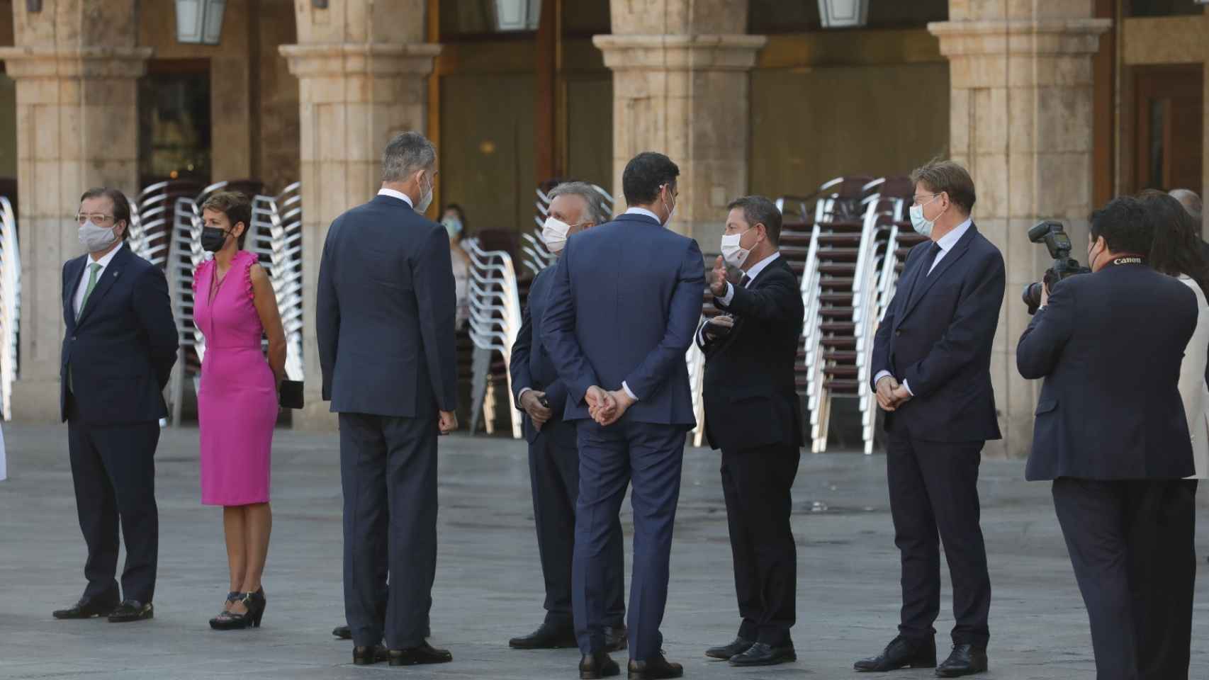 Ximo Puig espera mientras Pedro Sánchez charla con los demás presidentes.