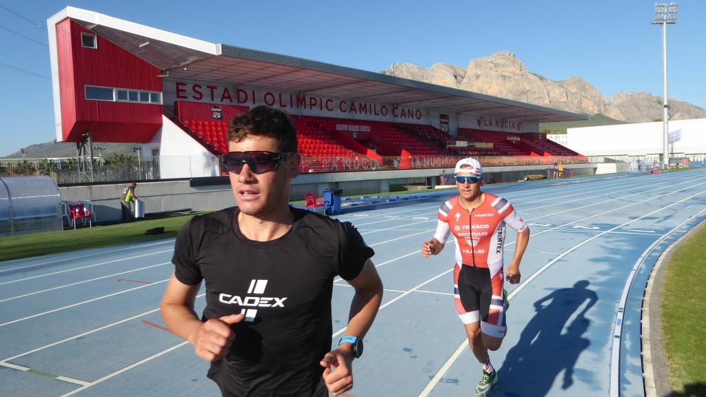 Los triatletas noruegos durante su entrenamiento de preparación a Tokio en La Nucía.