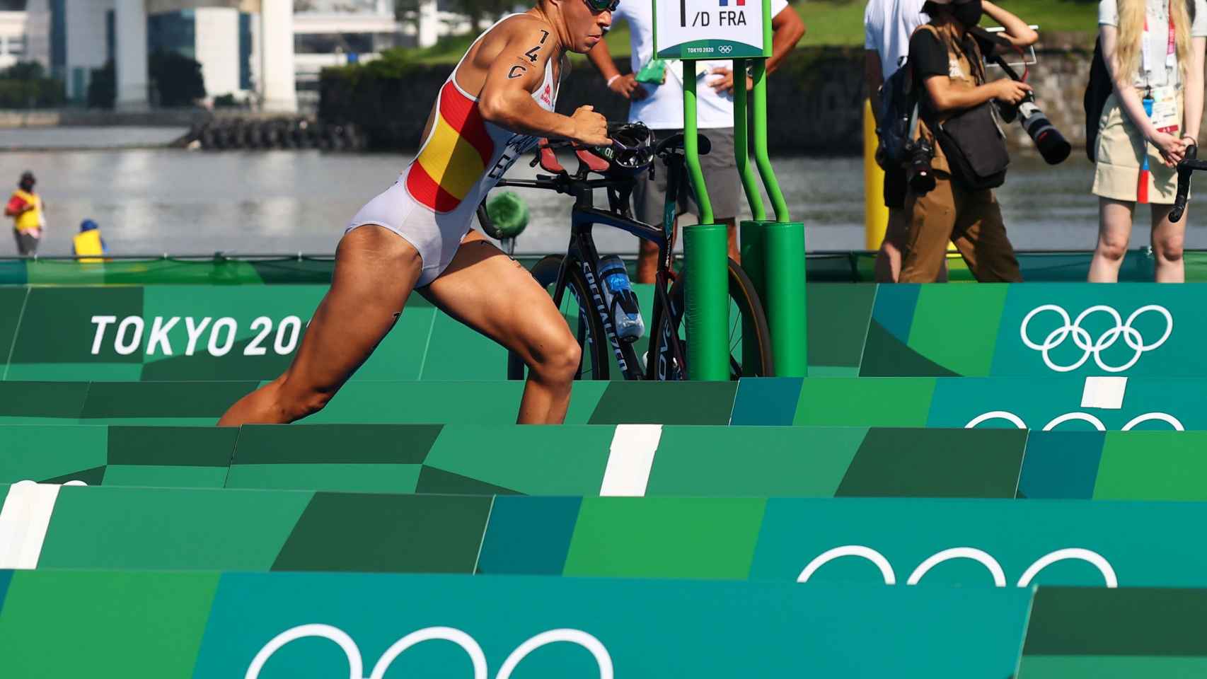 Miriam Casillas en la prueba de relevos mixtos de triatlón de los JJOO de Tokio 2020
