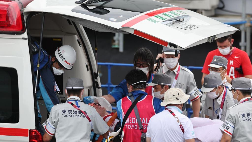 Connor Fields siendo atendido por los médicos tras su accidente