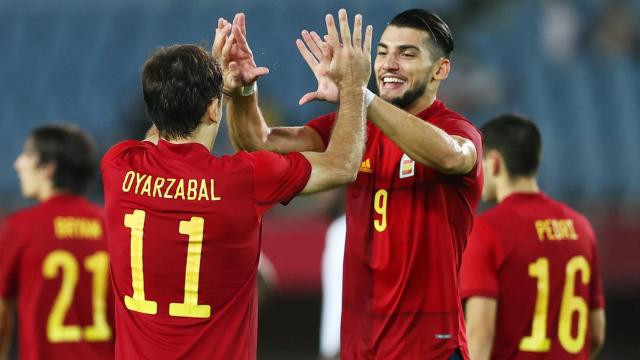 Mikel Oyarzabal y Rafa Mir durante el España - Costa de Marfil de los Juegos Olímpicos