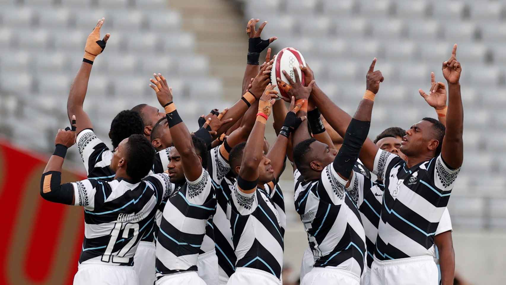 Los jugadores de la selección de Fiyi de rugby celebran la victoria en los Juegos Olímpicos de Tokio 2020