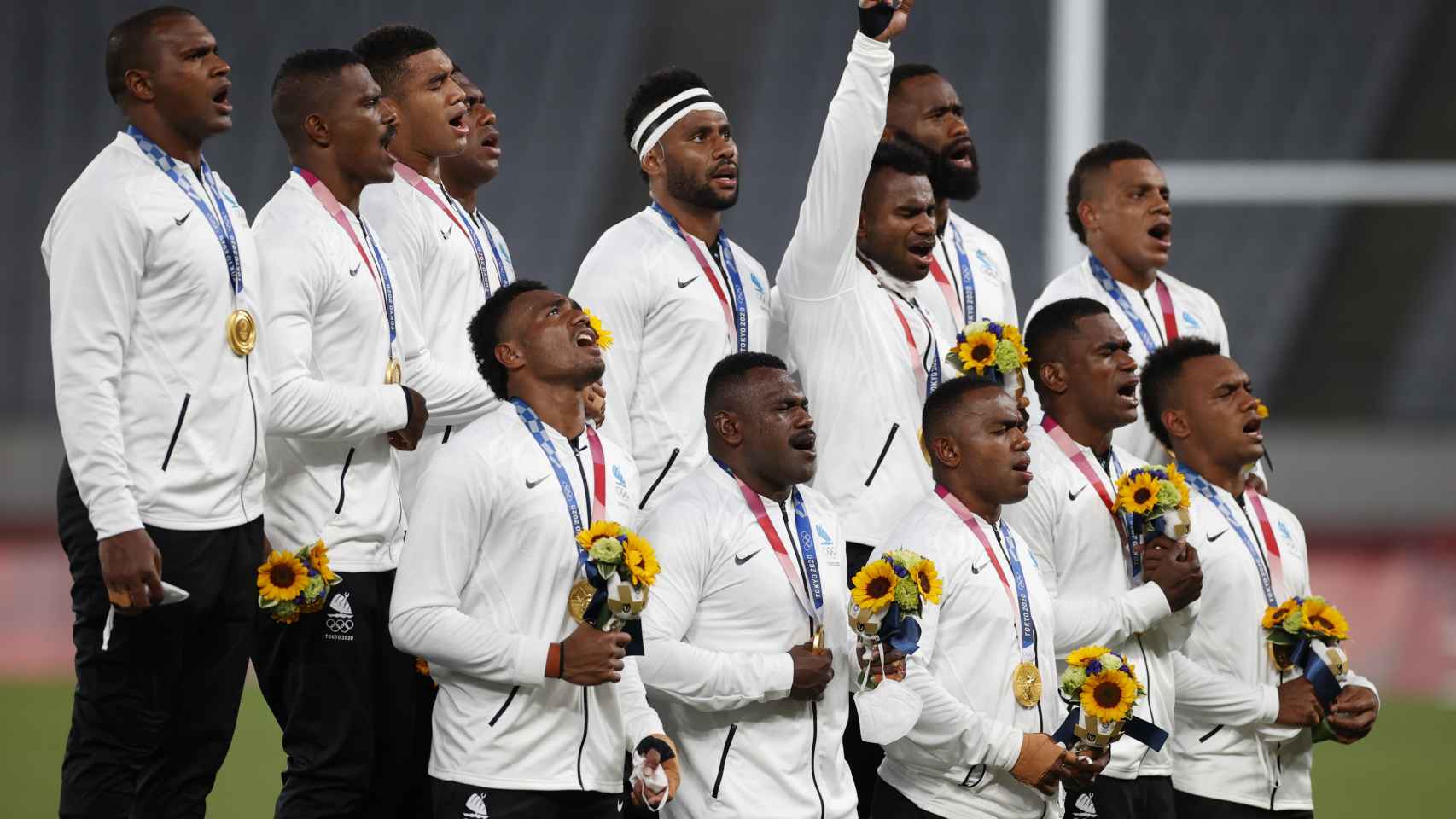 Los jugadores de la selección de Fiyi de rugby, en el podio en los Juegos Olímpicos de Tokio 2020
