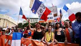 Manifestantes contra el pasaporte Covid en París.