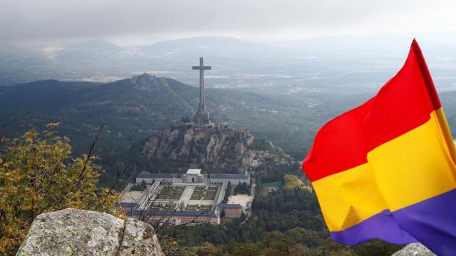 Una bandera republicana con el Valle de los Caídos al fondo.