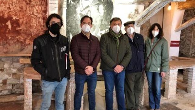 Foto junto a la familia de Pedro Mercedes durante una visita municipal en marzo