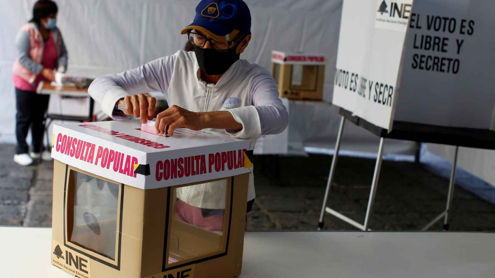 Un hombre depositando su voto en la consulta popular.