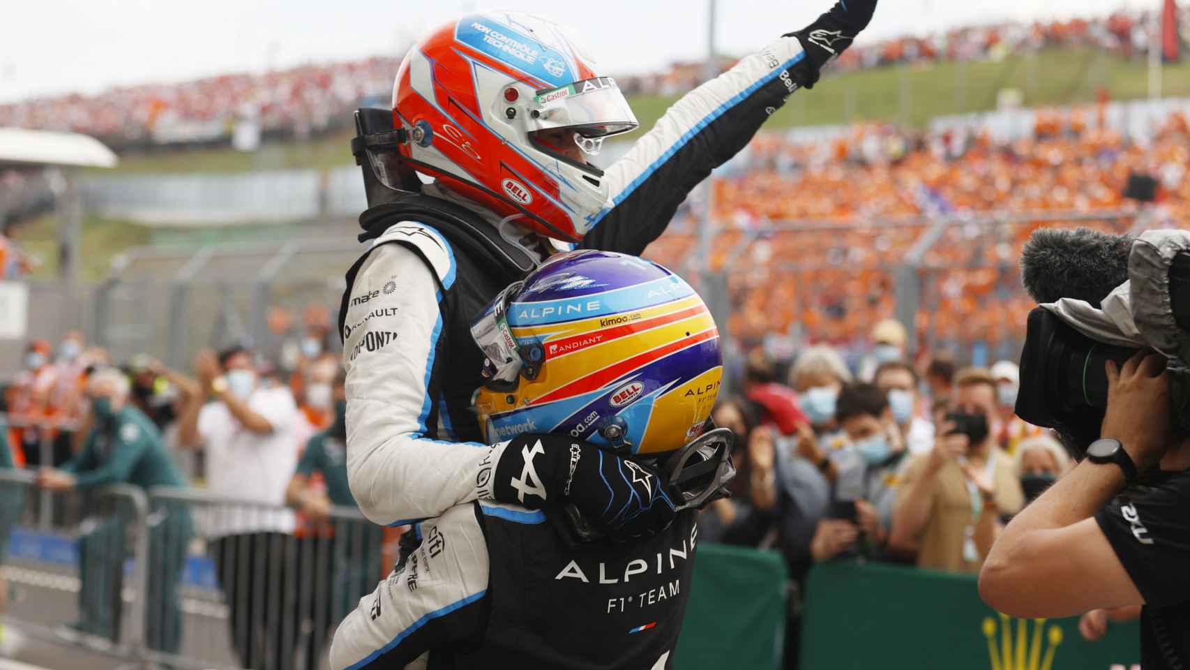 Fernando Alonso alza en brazos Esteban Ocon tras su victoria en el GP de Hungría de F1