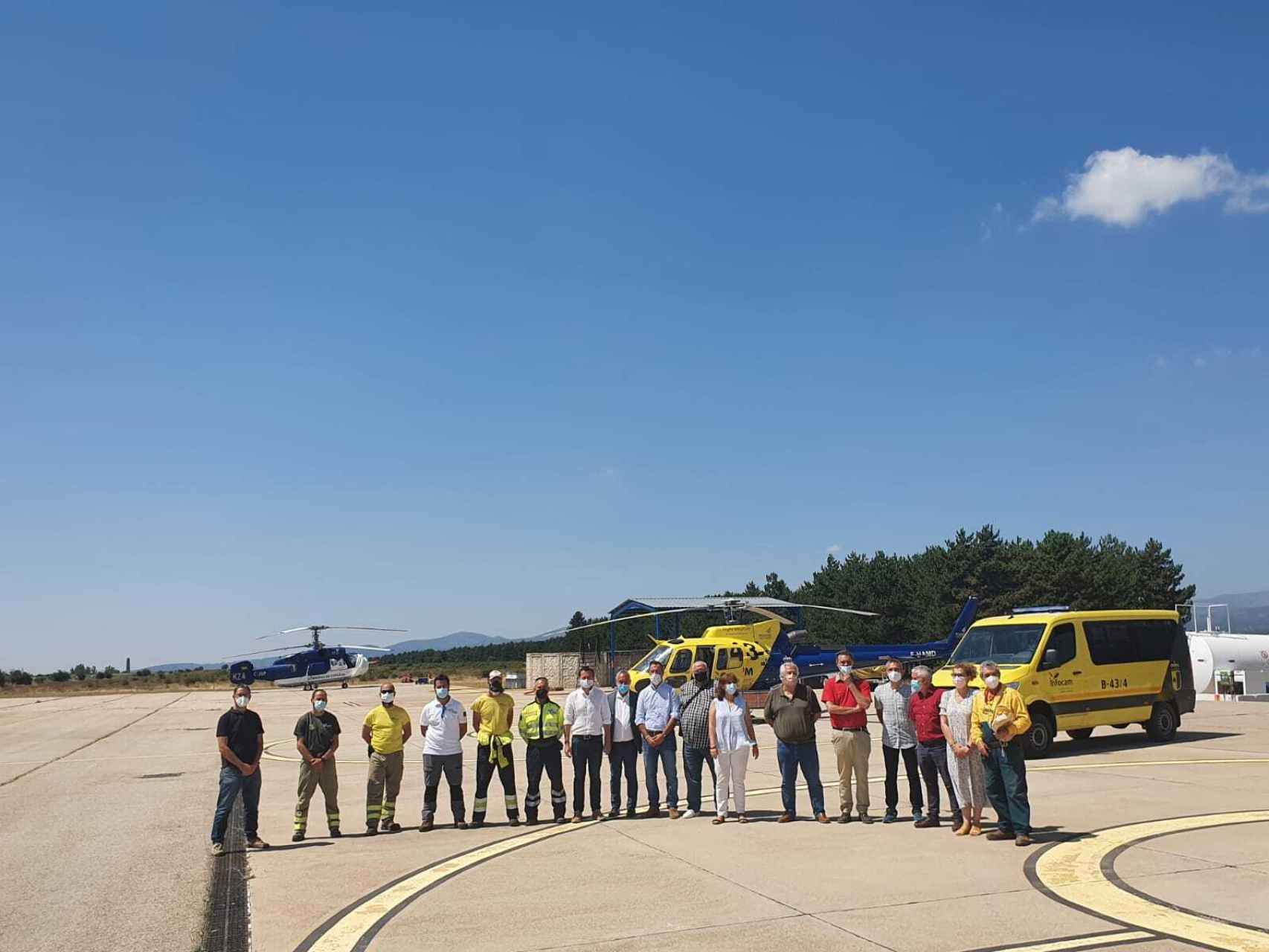 Foto de familia durante la visita institucional del pasado viernes a la base aérea de Villares-Las Minas