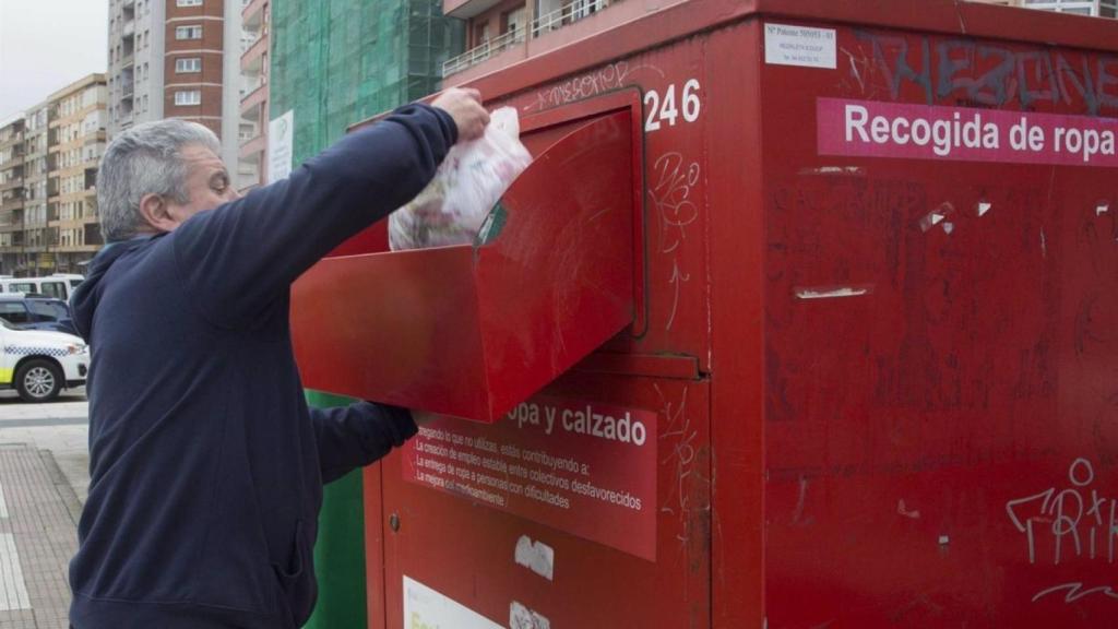 Un contenedor de recogida de ropa.