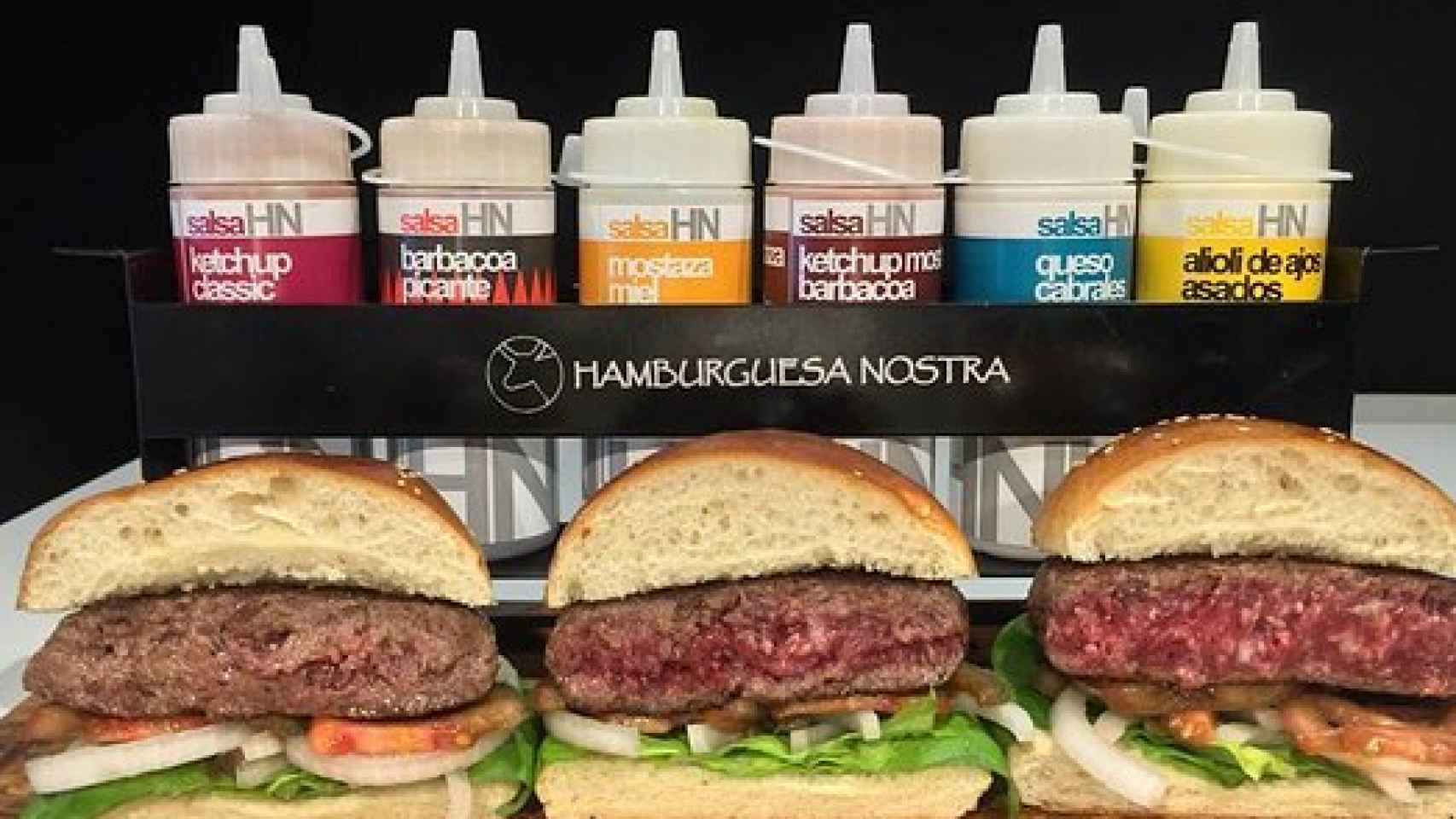 Variedad de hamburguesas y salsas de Hamburguesa Nostra Málaga