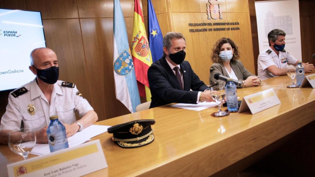 El jefe superior de Policía de Galicia, José Luis Balseiro; el delegado del Gobierno en Galicia, José Miñones; la subdelegada, María Rivas, y el jefe de brigada provincial de la policía judicial de Galicia, Pedro Agudo, este lunes en rueda de prensa.