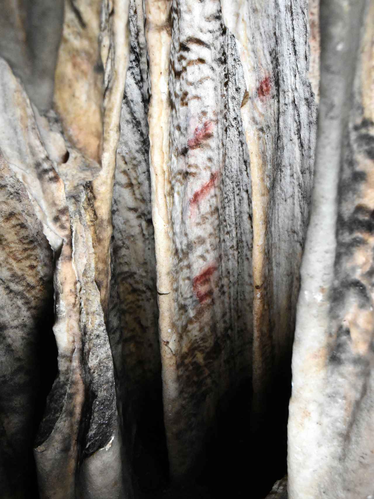 Primer plano de una de las marcas rojas de la cueva de Ardales.