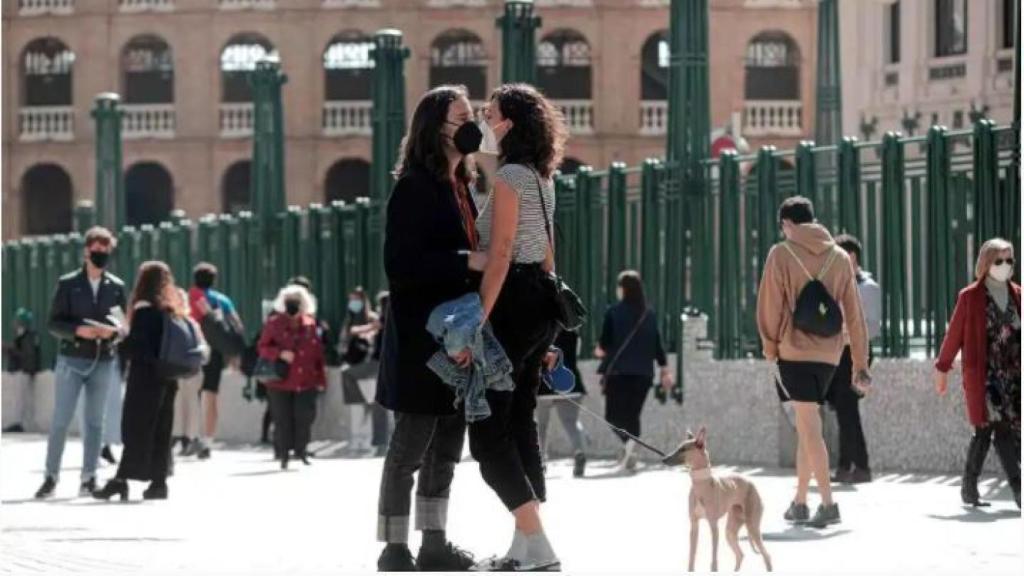 Personas con mascarilla en el centro de Valencia.