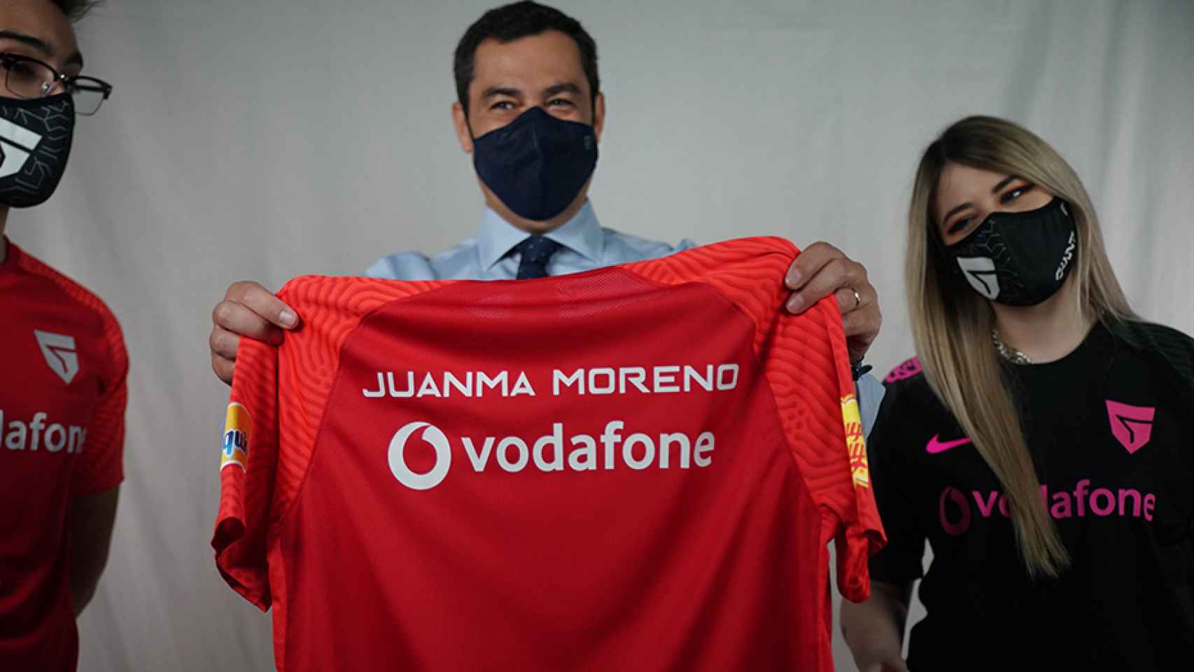 Juanma Moreno con la camiseta de Giants en Málaga.