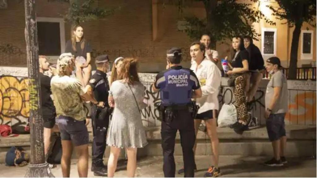 La Policía Municipal habla con un gripo de jóvenes en Madrid.