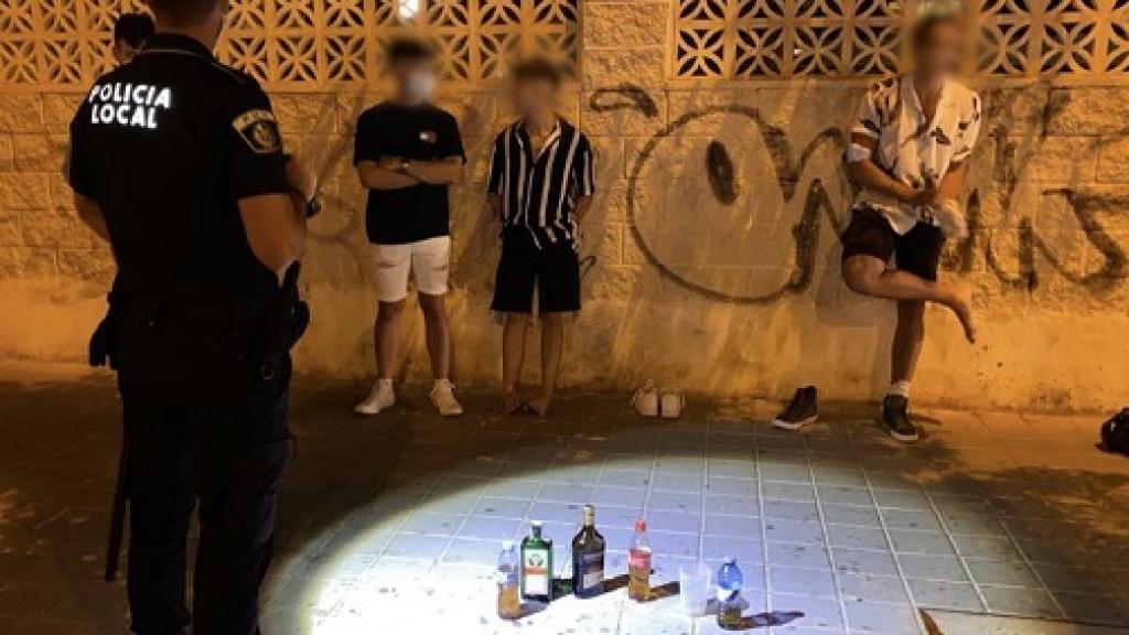 Alicante duplica las denuncias por botellón pese a que las sanciones ya son de hasta 60.000 euros.