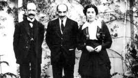 Manuel de Falla, Gregorio Martínez Sierra y María Lejárraga en la terraza del domicilio del matrimonio. Fundación Archivo Manuel de Falla.