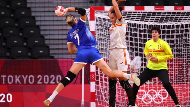 España intentando defender un ataque de Rusia en el duelo de balonmano femenino en Tokio