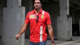 Carlos Sainz en el paddock