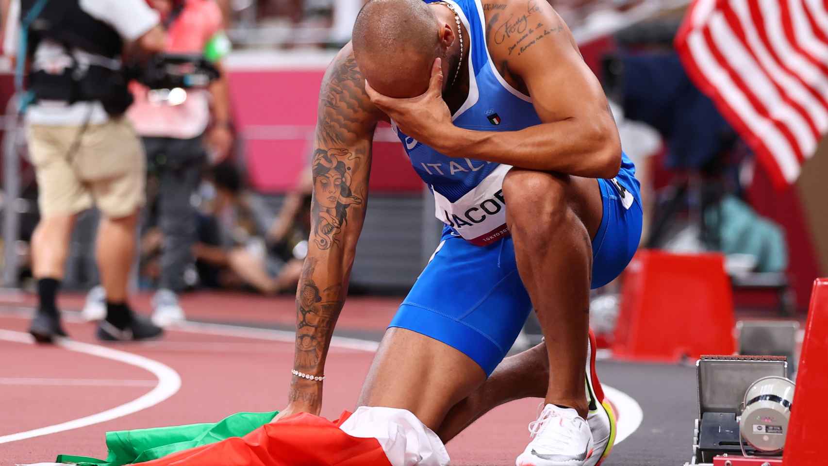 Marcell Jacobs, emocionado tras ganar el oro en los 100 metros lisos en los Juegos Olímpicos de Tokio 2020
