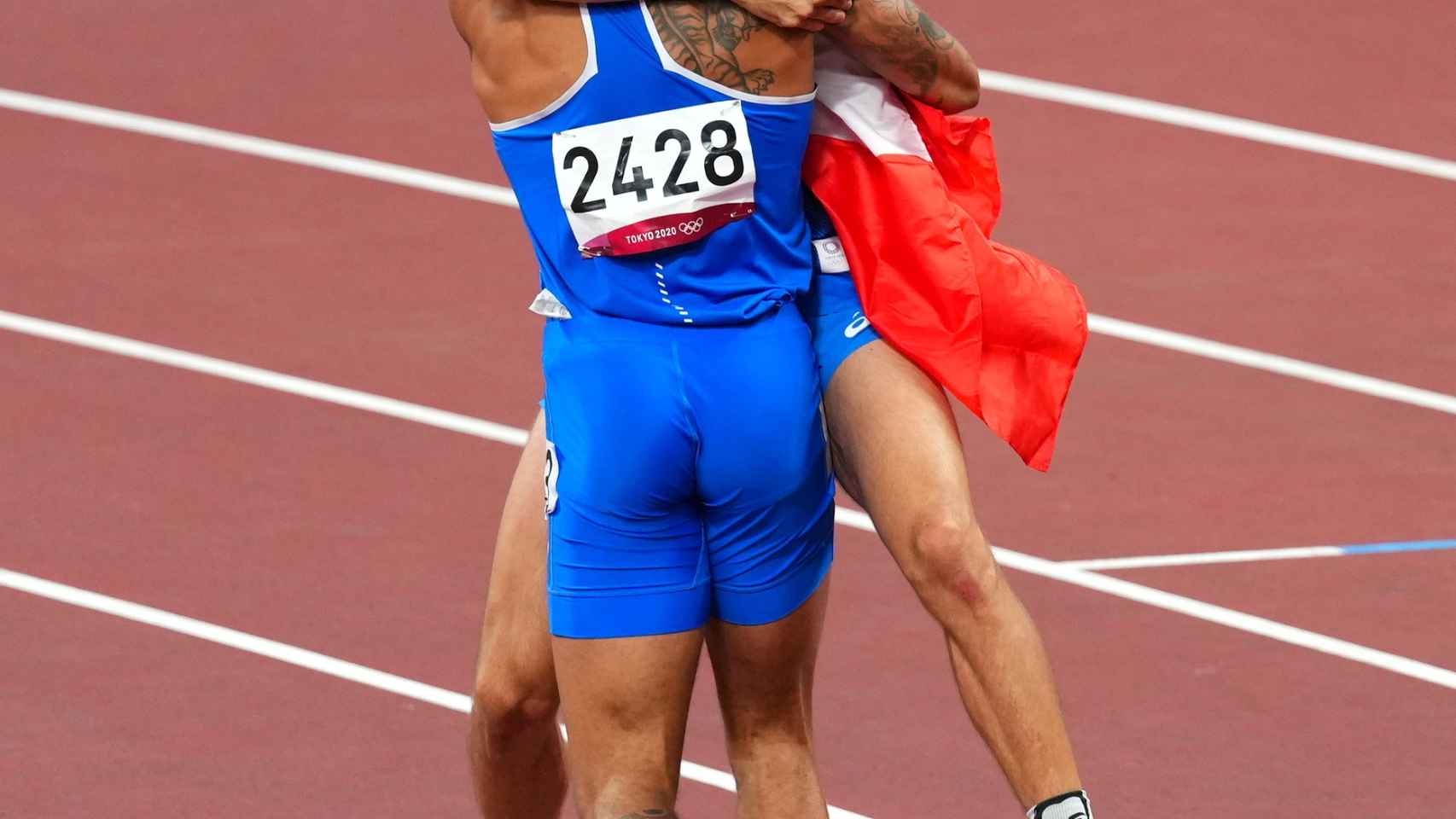 Lamont Marcell Jacobs y Gianmarco Tamber celebran sus medallas en los Juegos Olímpicos de Tokio 2020