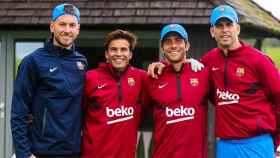 Piqué y otros jugadores del Barça juegan al golf