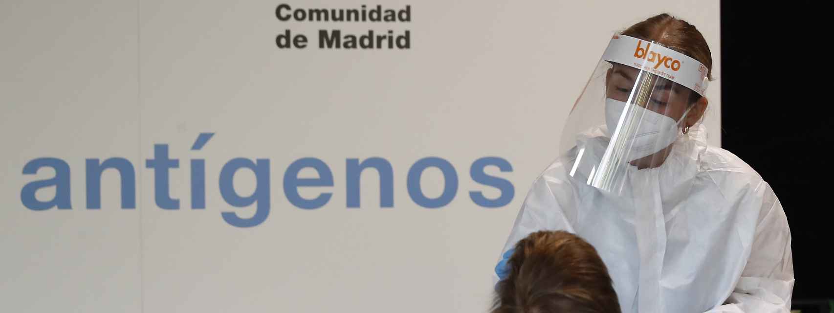 Personal sanitario realiza test de antígenos para población en general en Madrid.