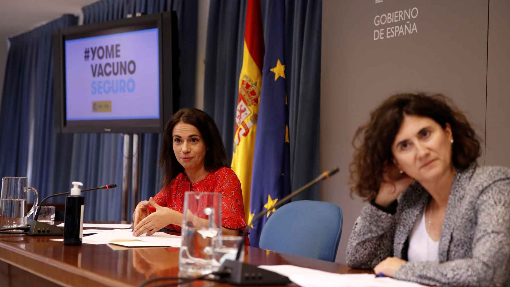 La secretaria de Estado de Sanidad, Silvia Calzón (i), junto a la portavoz del Ministerio de Sanidad, María José Sierra Moros.