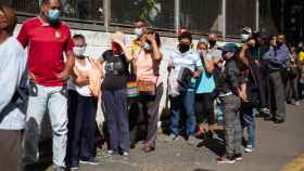 Varias personas hacen fila para ingresar a un centro de vacunación, el 30 de julio, en Caracas.