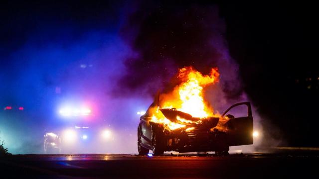 Calcinados dos coches en un incendio en el Paseo do Areal, en Pobra do Caramiñal (A Coruña)