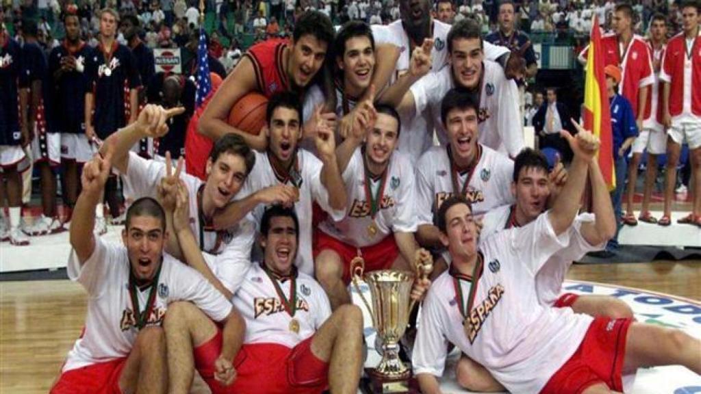 La selección celebra su título en 1999 con la Generación de Oro