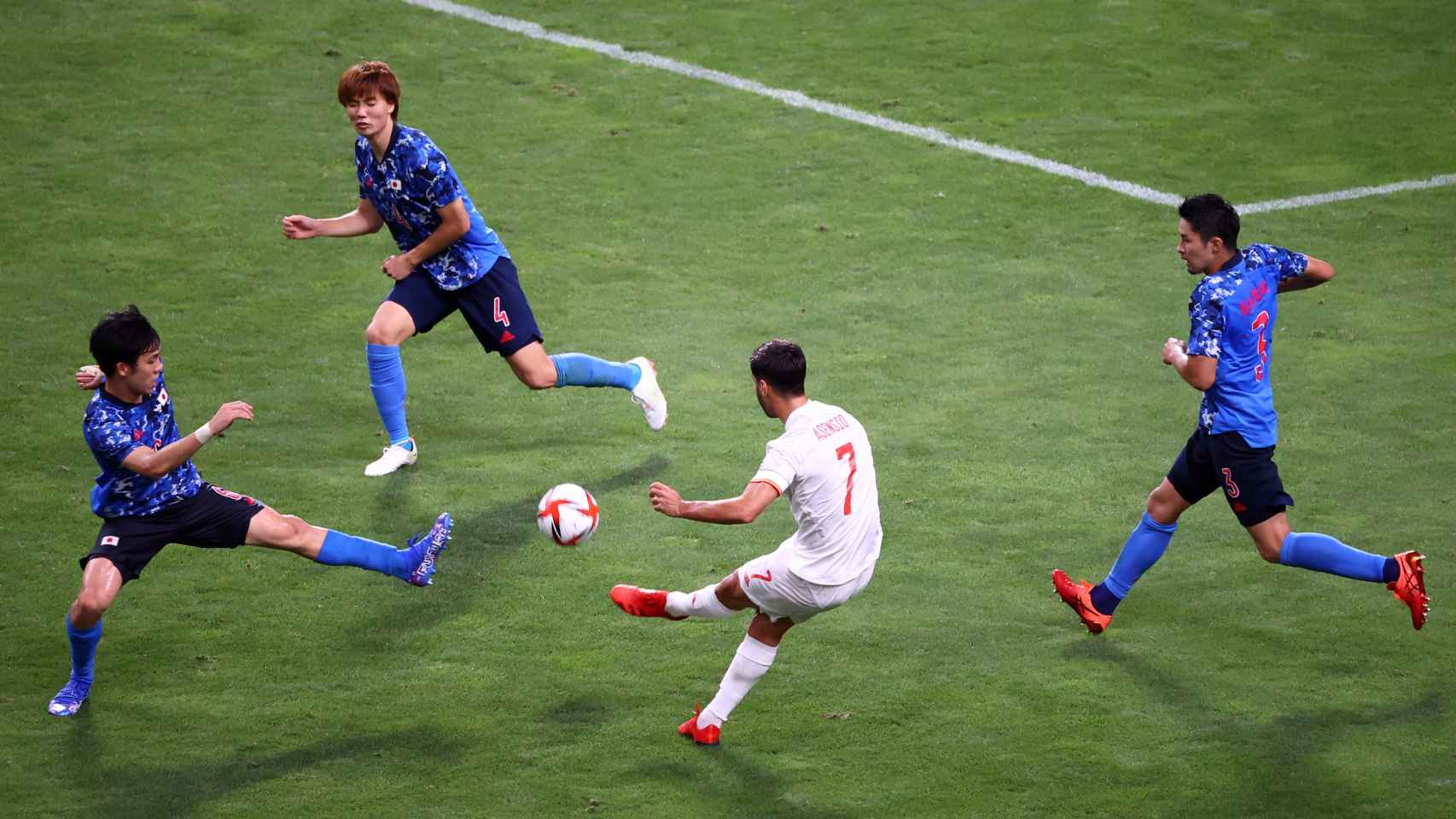 Momento del golpeo de Asensio que terminó en gol a Japón