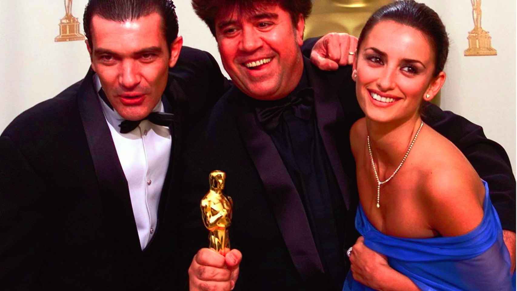 Pedro Almodóvar, junto a Penélope Cruz y Antonio Banderas, posando con el Oscar a 'Todo sobre mi madre'.