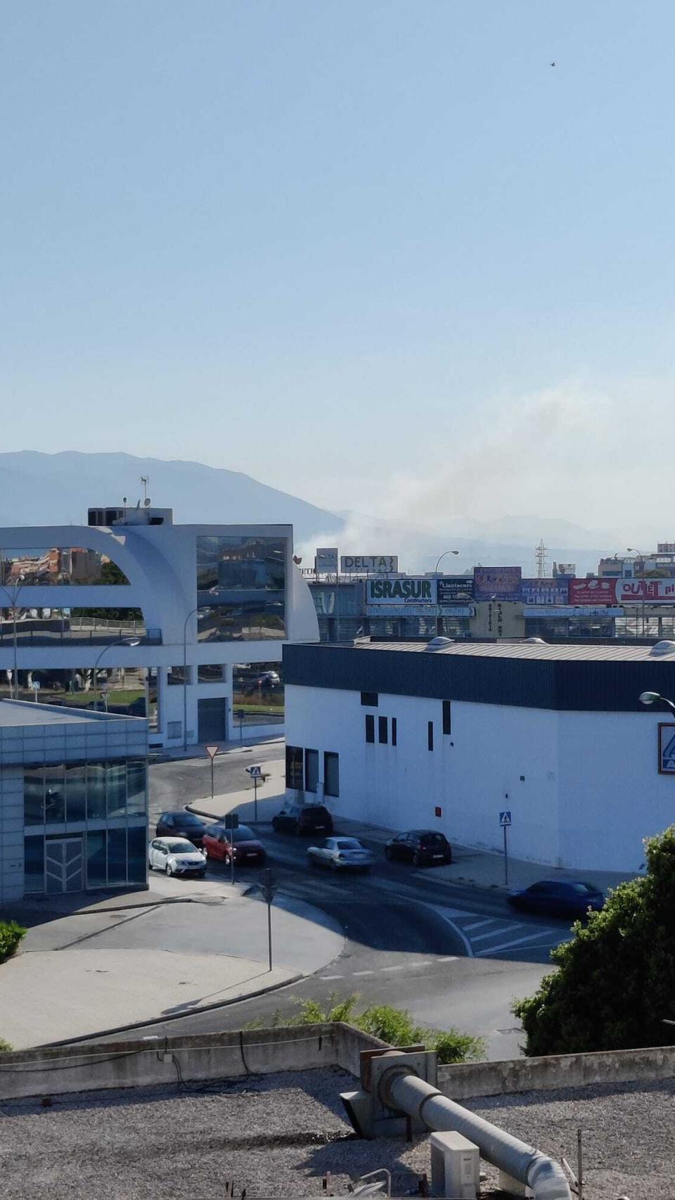 La columna de humo vista desde la zona oeste de la capital.