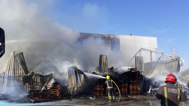 Incendio en la nave de Aceites Málaga, en el polígono Guadalhorce de Málaga.