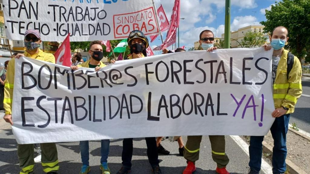 Juan y sus compañeros en una manifestación.