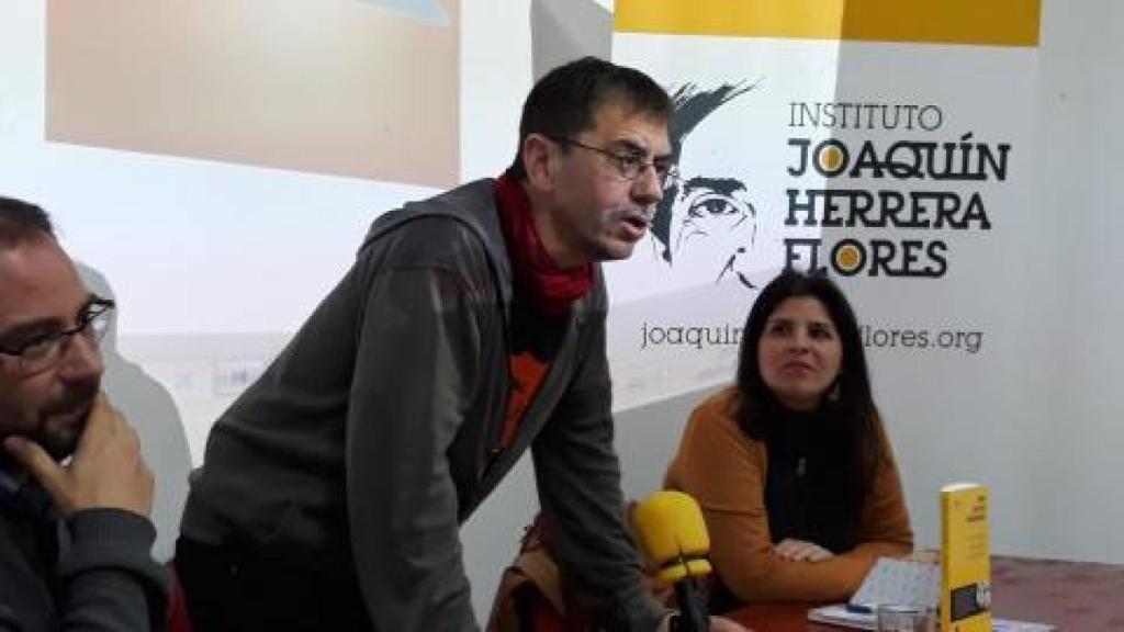 Juan Carlos Monedero junto al profesor Vicente Barragan, en Sevilla.