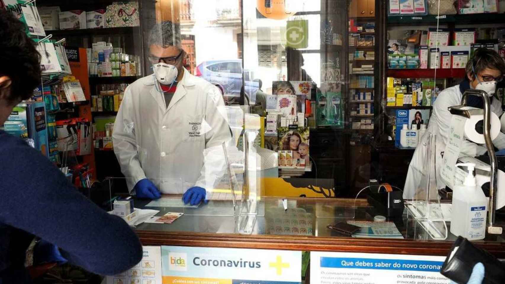 Las farmacias valencianas ven peligrar el suministro de test de antígenos ante la elevada demanda.