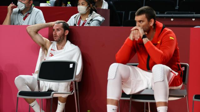 Marc Gasol y Rudy Fernández, desolados en el banquillo de España