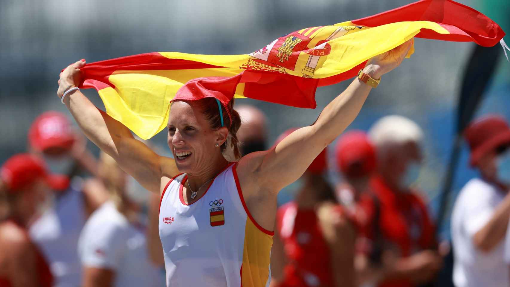 Teresa Portela celebra su medalla de plata en los JJOO de Tokio 2020 con la bandera de España