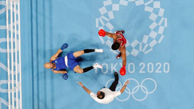 Enmanuel Reyes derriba a Vassiliy Levit en un combate durante los JJOO de Tokio 2020