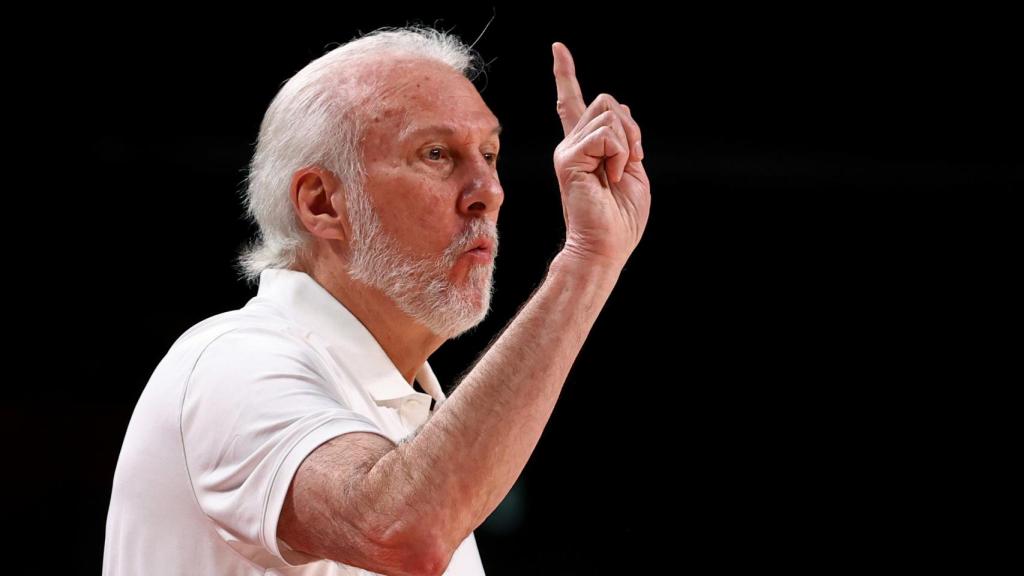 Gregg Popovich da indicaciones en un momento del partido