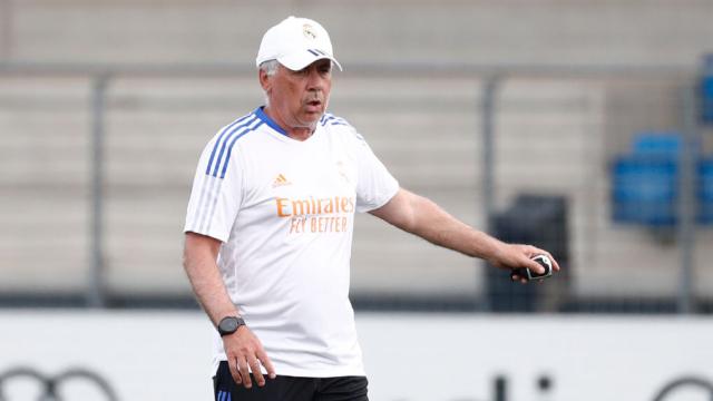 Carlo Ancelotti dirige el entrenamiento del Real Madrid